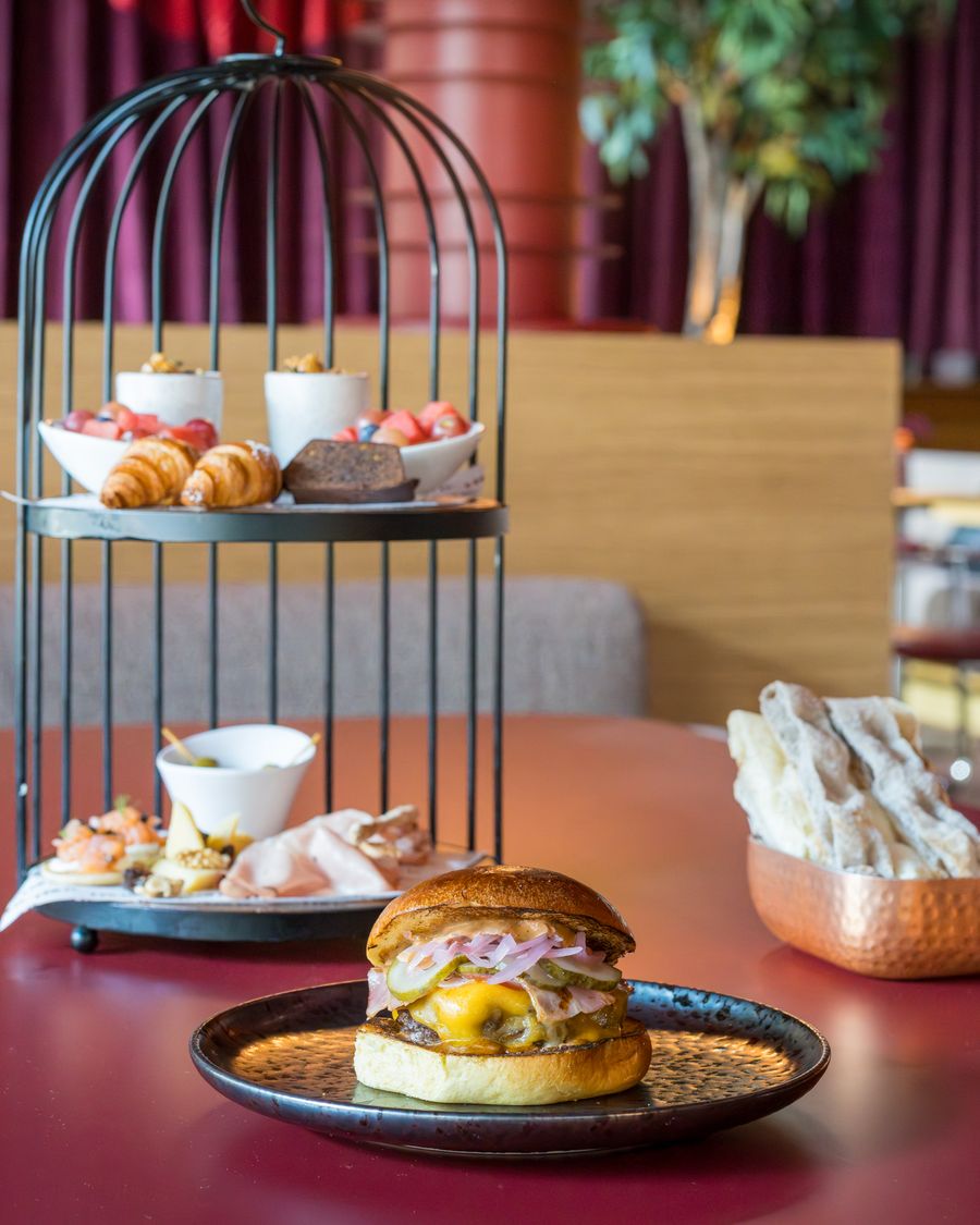 Torre de brunch y hamburguesa