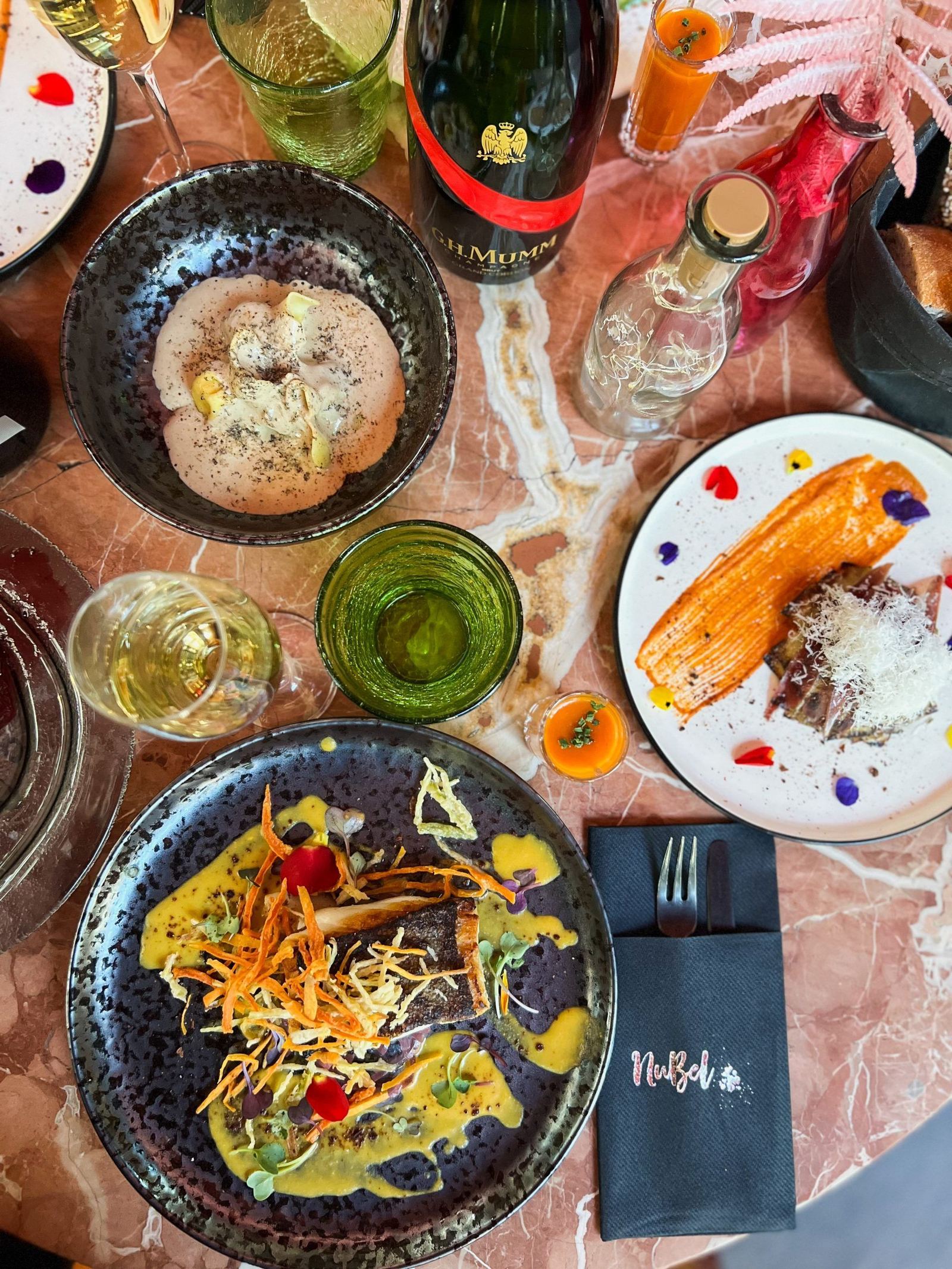 Platos de la carta de NuBel servidos en mesa