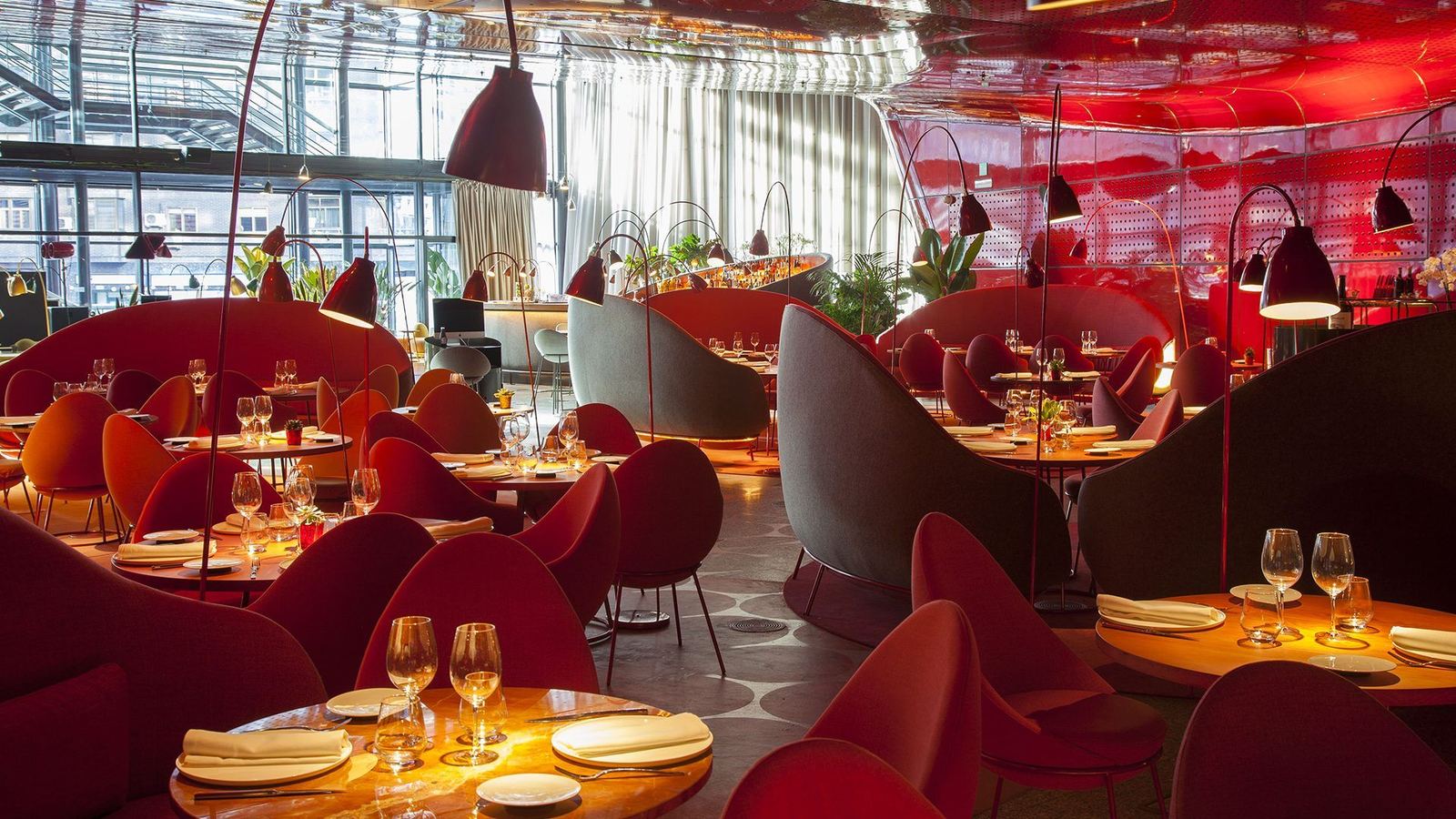 Comedor de NuBel con butacas rojas bajo la cúpula