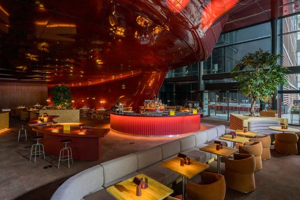 El lounge y la barra roja bajo la cúpula de Jean Nouvel