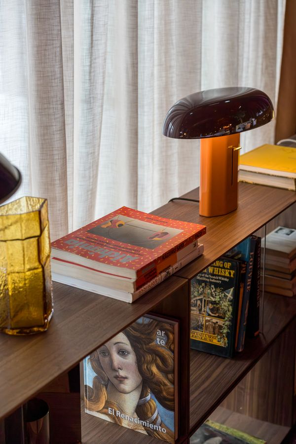 Detalle de la librería del comedor