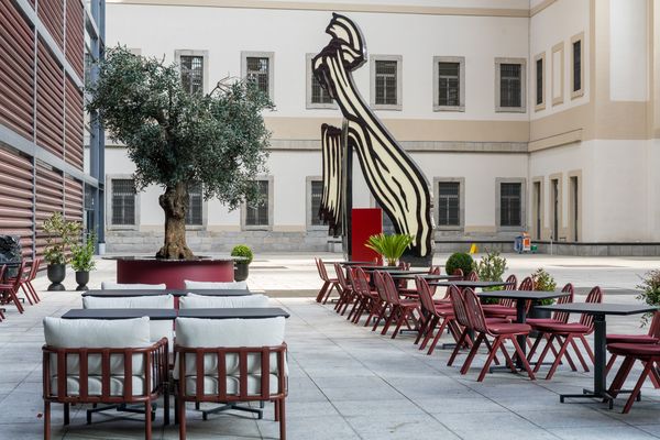 La terraza en el patio del museo, junto a la escultura de Lichtenstein