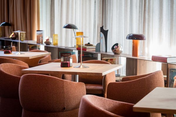 Mesas del comedor junto a los ventanales
