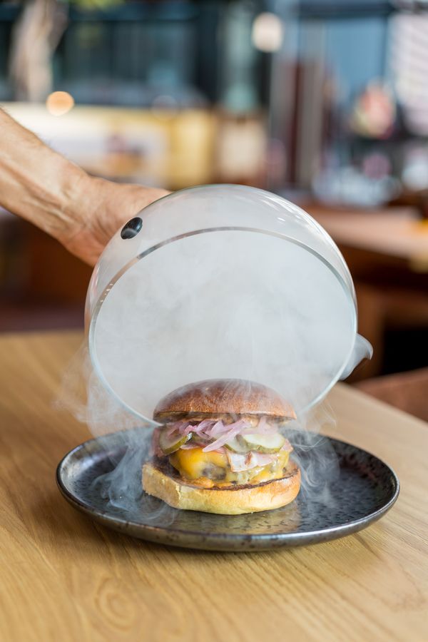 Hamburguesa de Angus bajo campana de humo