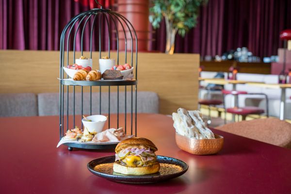 Torre de brunch y hamburguesa