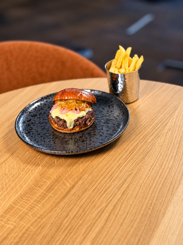 Hamburguesa de Angus con salsa Emmy