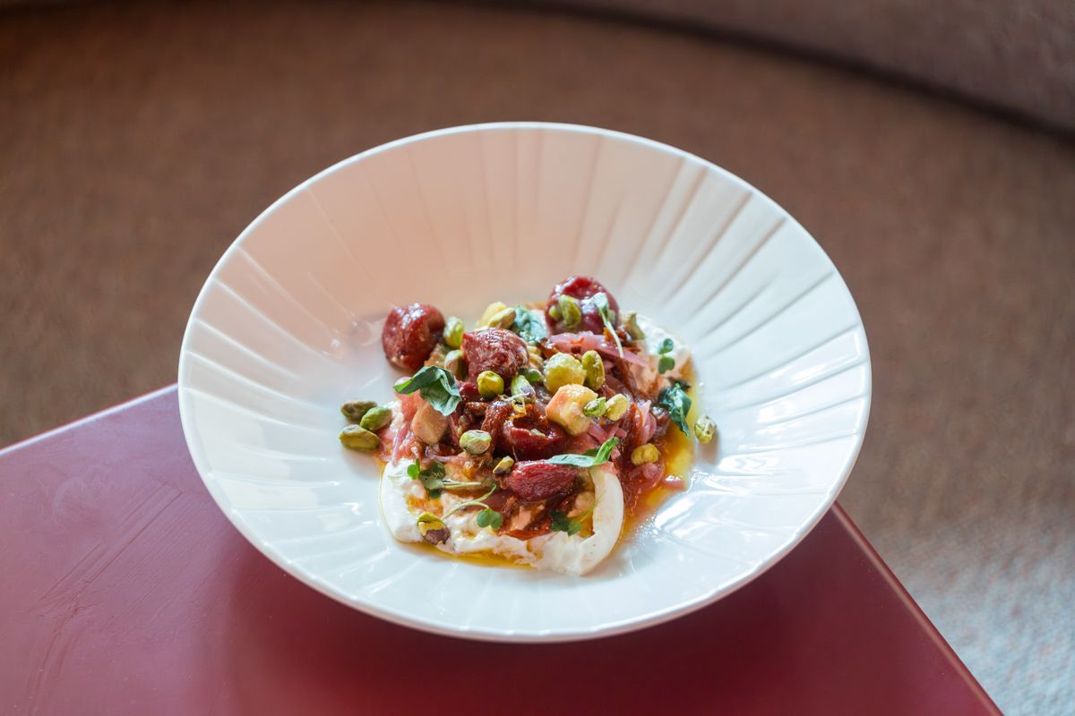 Plato de la carta de NUBEL sobre la mesa granate