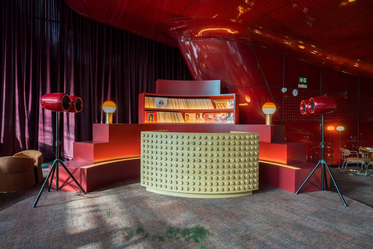 La cabina de DJ de NUBEL bajo la cúpula roja