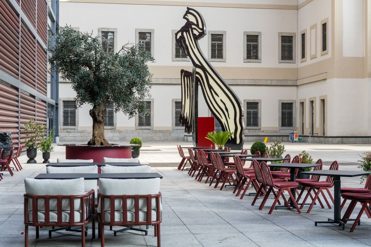 La terraza de NUBEL en el patio del museo, junto a la escultura de Lichtenstein