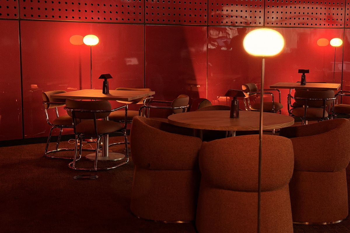 La sala de NUBEL de noche, con la luz roja de la cúpula