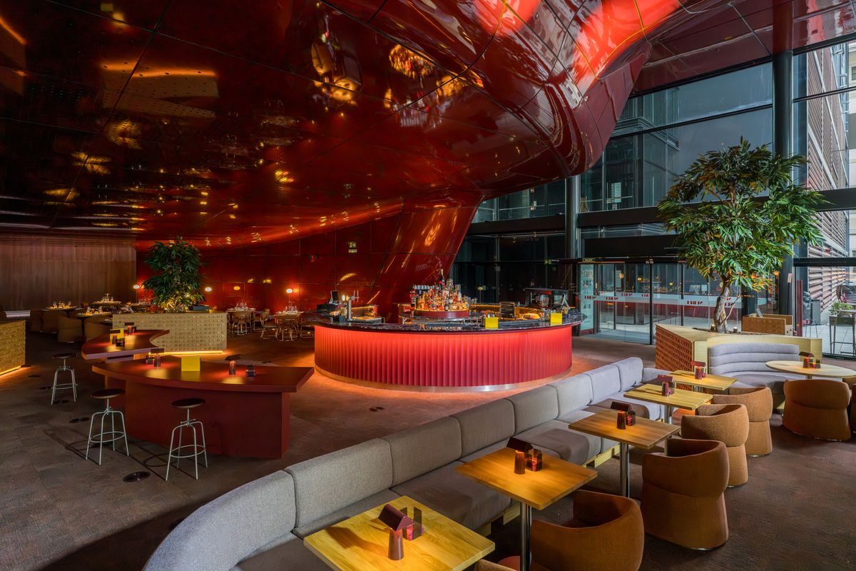 El lounge y la barra roja de NUBEL bajo la cúpula de Jean Nouvel