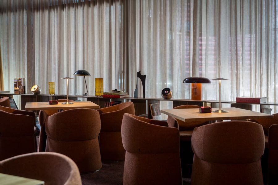 Butacas y mesas del lounge con luz natural