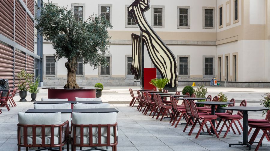 La terraza en el patio del museo, junto a la escultura de Lichtenstein
